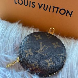 AUTHENTIC Louis Vuitton Monogram Round Coin purse